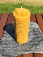 Load image into Gallery viewer, Round Honeycomb bee Beeswax Candle